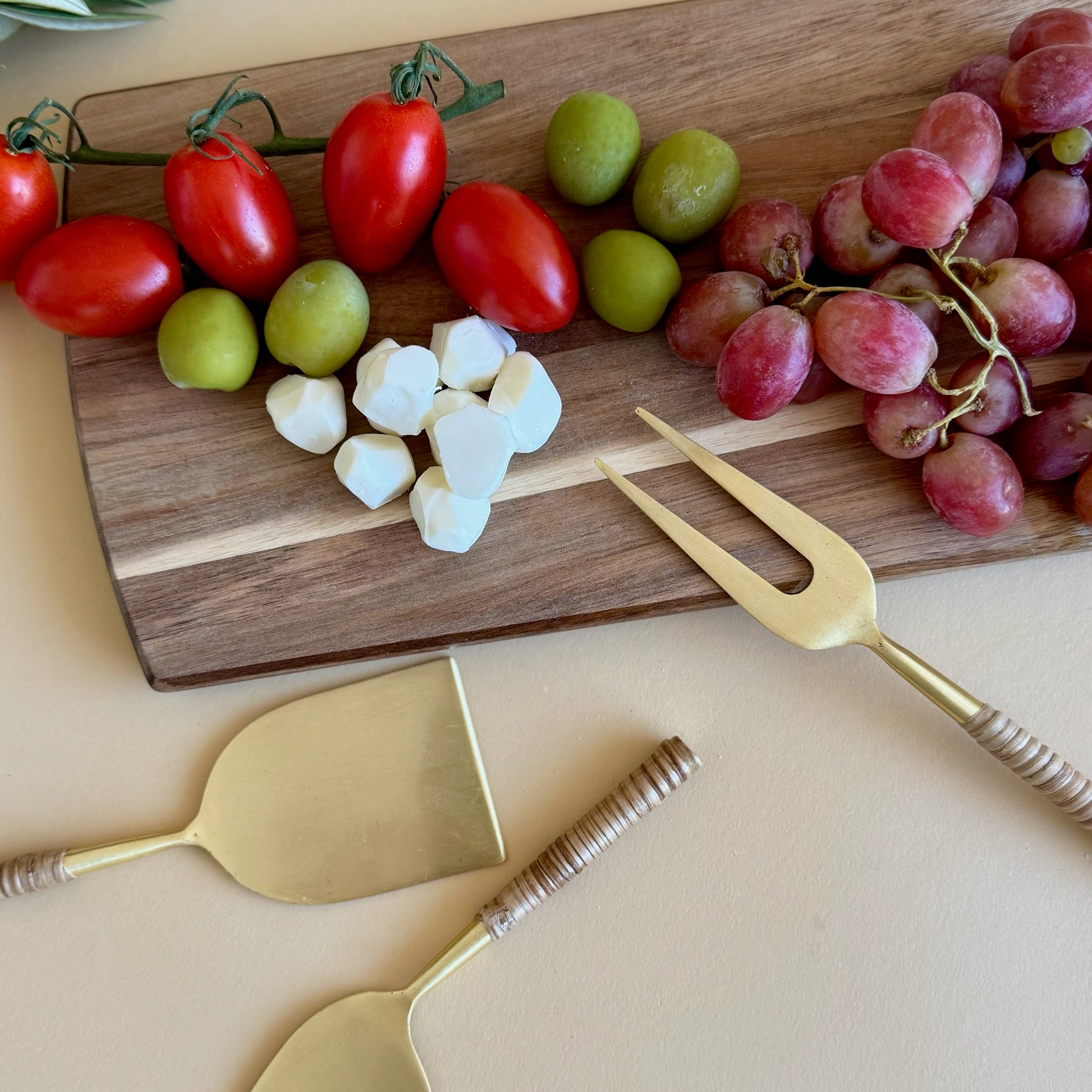 Cheese Board with Circle Handle