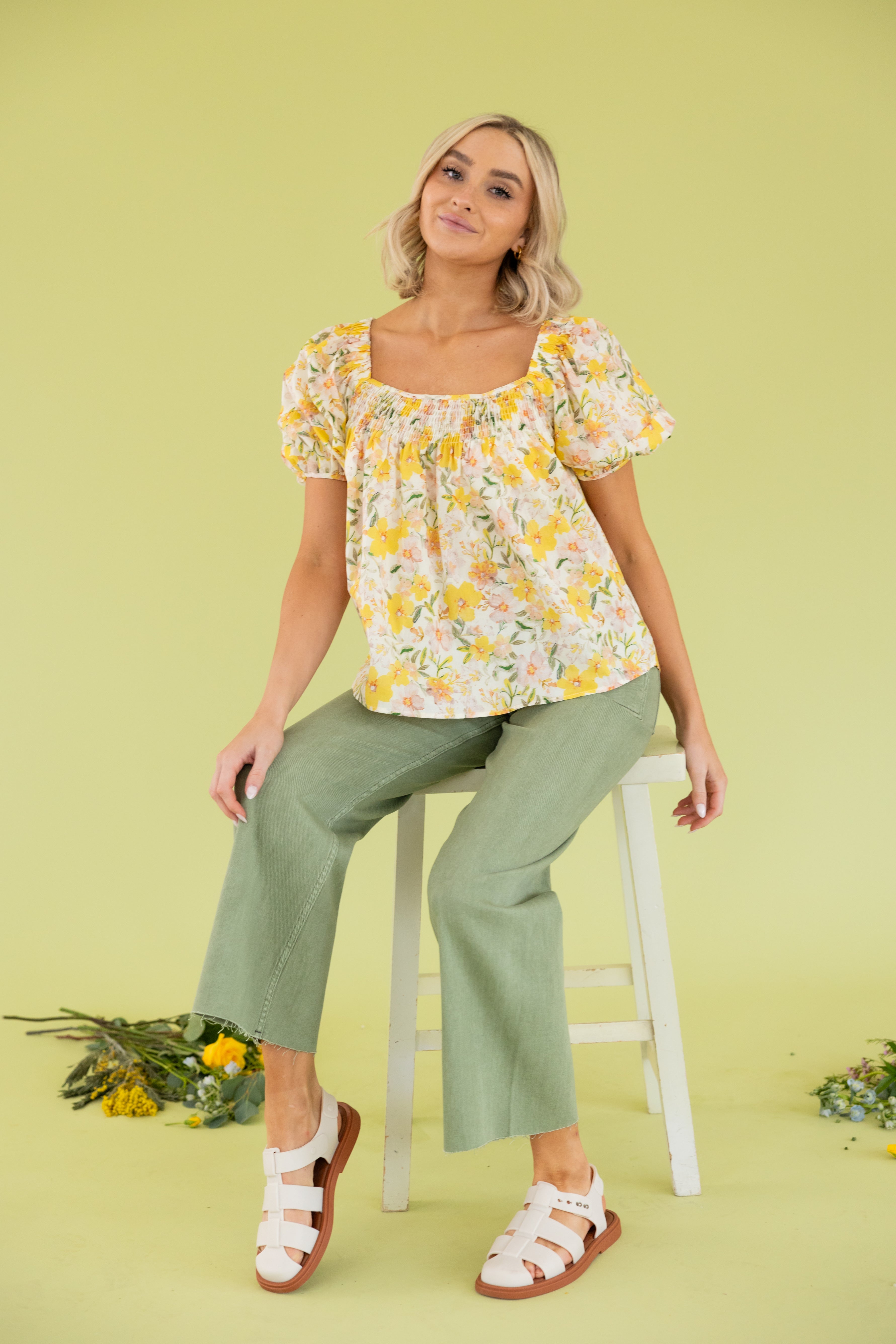 Model is wearing a yellow floral puffer sleeve blouse. 