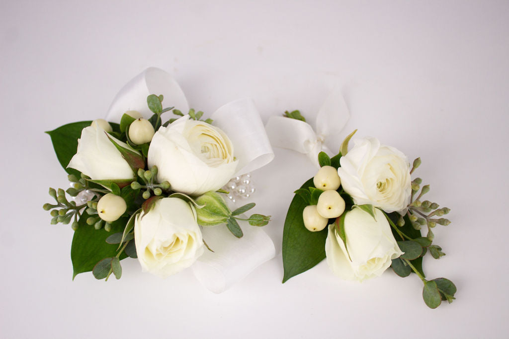 White and cream boutonnieres